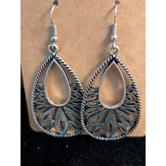 Lot of Eight Pair Silver Tone Dangle/Hoop Earrings - Picture 4 of 9